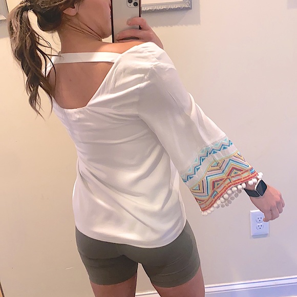 DREW V-Neck Embroidered Bell Sleeve Top NWOT Small - Picture 5 of 12